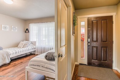 902 Crystal Ave, Moxee, WA 98936 - photo 6