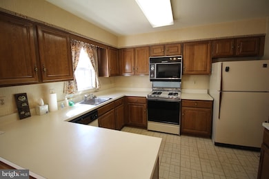 7705 Jewelweed Ct, Springfield, VA 22152 - photo 2