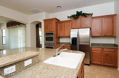 Staggered Maple Cabinets_Granite
