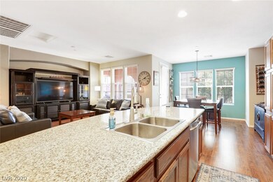 Open floor plan - Large Island