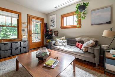 995-997 Northwest Blvd-995 Living Room 2