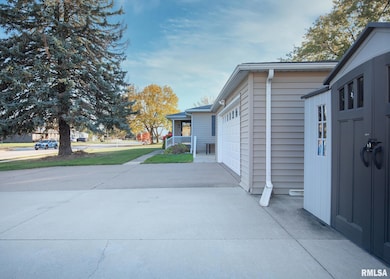 3815 Kennedy Dr, East Moline, IL 61244 - photo 5