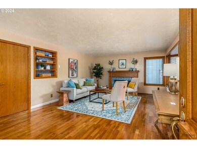 Living Room/Entrance