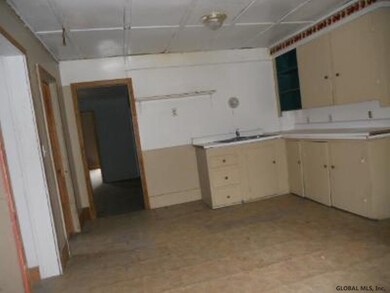 10 Bleeker St, Corinth, NY 12822 - photo 3