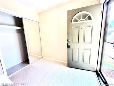 26949 Farmbrook Villa Dr unit 96, Southfield, MI 48034 - photo 3