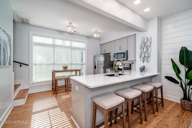 Kitchen w/ peninsula seating