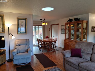 674 Brentwood Dr E, the Dalles, OR 97058 - photo 3