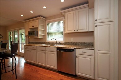 Another view of this deluxe kitchen, showing cente
