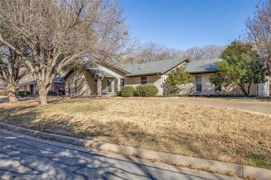 1009 Loch Lomond Dr, Arlington, TX 76012 - photo 2