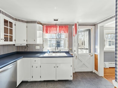 31 Ashland St, Nashua, NH 03064 - photo 4