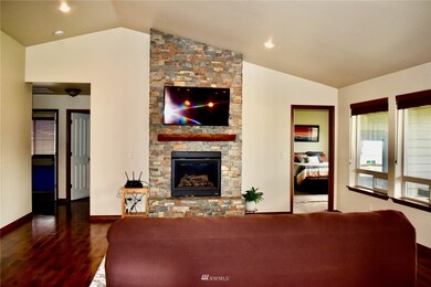 310 N Newark Ave, East Wenatchee, WA 98802 - photo 2