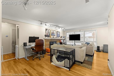 25703 Loch Lomond Dr, Dearborn Heights, MI 48125 - photo 4