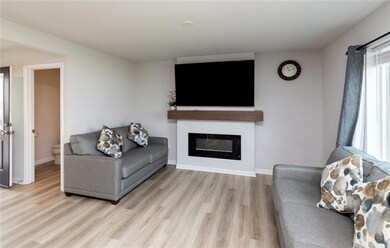 2378 Shadow Creek Cir, Des Moines, IA 50320 - photo 5