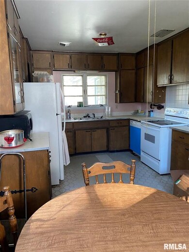 1439 W Garfield St, Davenport, IA 52804 - photo 5