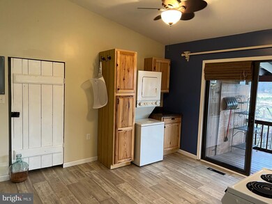 788 Mauzy Rd unit B, Berkeley Springs, WV 25411 - photo 7