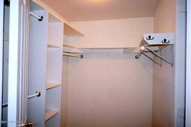 WALK IN CLOSET