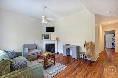 534 E Gordon Ln, Savannah, GA 31401 - photo 4