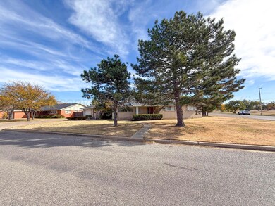 2216 Charles St, Pampa, TX 79065 - photo 4