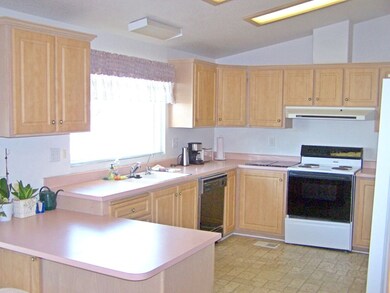 Large Kitchen w/breakfast bar