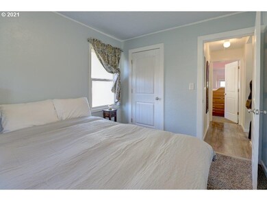 209 W 10th St, the Dalles, OR 97058 - photo 6