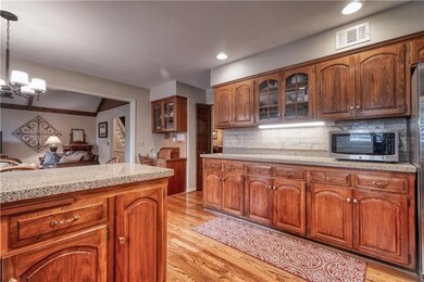 10405 Mohawk Ln, Leawood, KS 66206 - photo 5