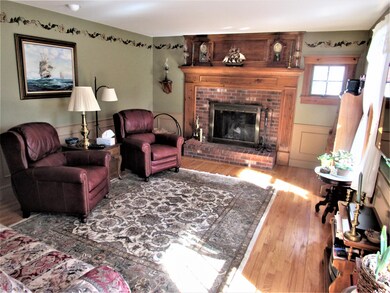 26 Jimmy Crowells living room4