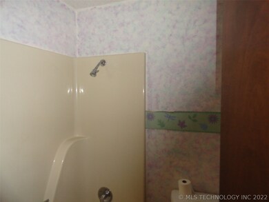 426 E Loy St, Chouteau, OK 74337 - photo 7