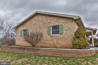 261 Topaz Dr, Chambersburg, PA 17202 - photo 3