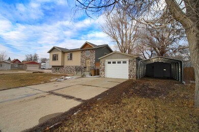 601 14th St SE, Minot, ND 58701 - photo 3