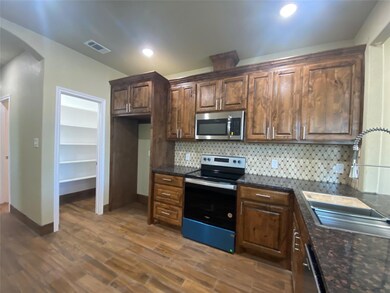 105 Sabine Ave unit A, Cleburne, TX 76031 - photo 5