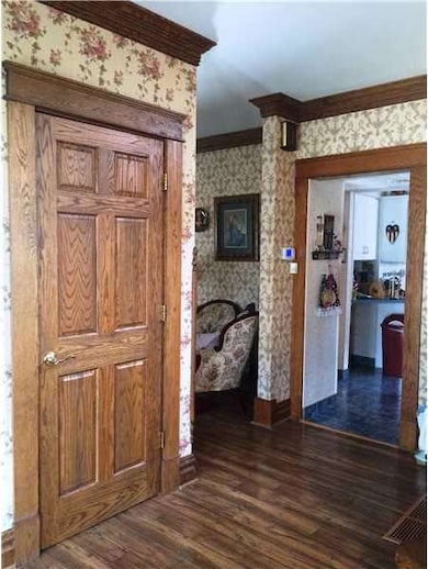 Entry/Foyer.