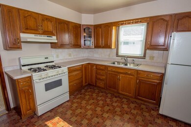 Lot of counter and cabinet space in the eat-in-kit