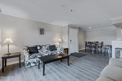 Large living room w/new flooring