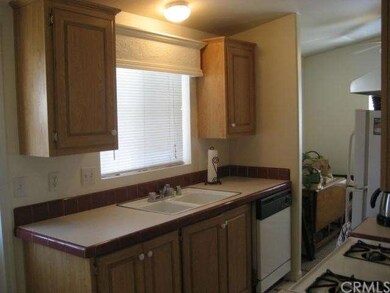 Modern neat and functional kitchen with cornice tr