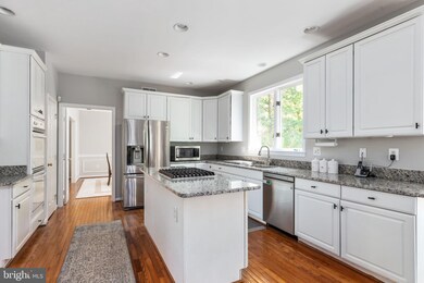 5360 Chandley Farm Cir, Centreville, VA 20120 - photo 6