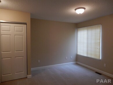 4577 N Thornhill Dr, Peoria, IL 61615 - photo 4