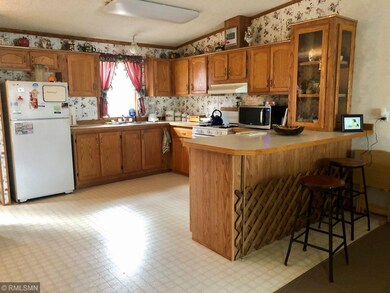 Additional space for guest at kitchen counter