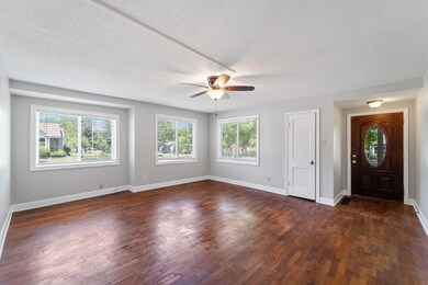 Living Room : Hardwood floors