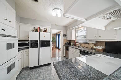 10706 Braes Bayou Dr, Houston, TX 77071 - photo 2