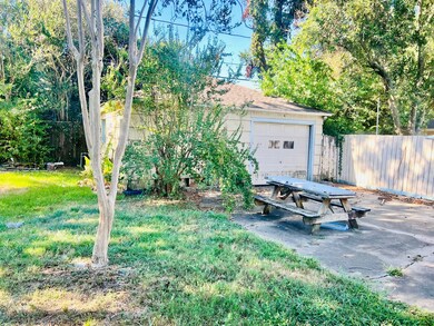 7722 Hereford St, Houston, TX 77087 - photo 2