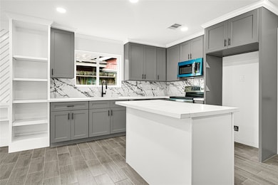 This beautifully designed L-shaped kitchen feature