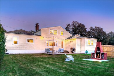Private Fenced-In Yard with outdoor Pizza Oven/Fir
