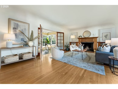 Living Room/Entrance