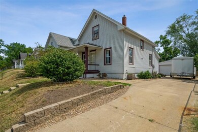 1615 13th Ave SE, Cedar Rapids, IA 52401 - photo 2