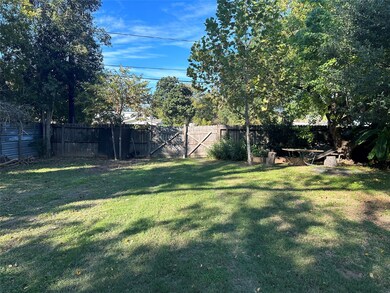 839 Lovers Ln, Houston, TX 77091 - photo 2