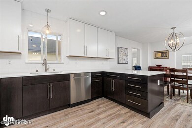 Kitchen & Dining