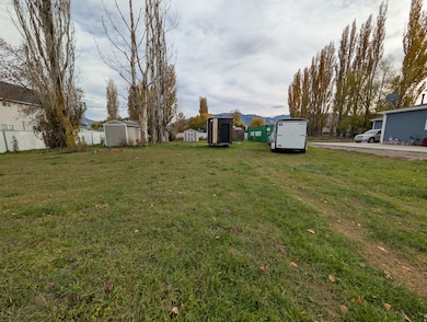 View of yard with a storage shed