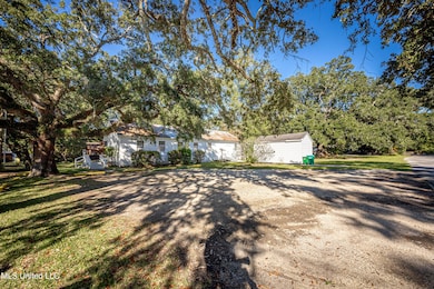 604 Magnolia Ave, Ocean Springs, MS 39564 - photo 4