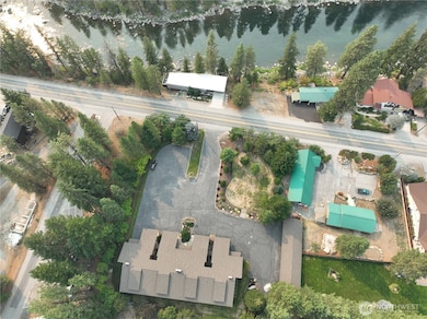 Sandwiched between the golf course and the river. River access is very close.