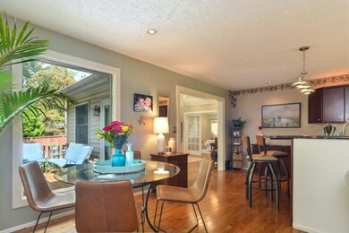 009-Dining_Room-4783008-large